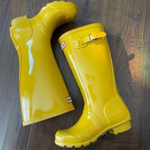 Yellow hunter rain boots kids 1b 2g